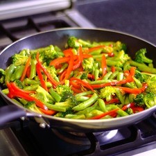 Agregar los floretes de brócoli sazonar con sal, tapar y continuar cociendo durante 5 minutos o hasta que estén al dente.
