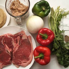 Ingredientes para receta 12 piezas de tortilla de maíz 500 gramos de costilla de res 1 pieza de cebolla blanca 2 piezas de pimiento morrón rojo 1/2 pieza de pimiento morrón verde 1/4 manojo de cilantro 1 taza de frijoles refritos negros sal al gusto pimienta negra molida al gusto 1 cucharada de aceite de oliva