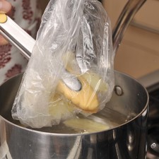 Sacar con cuidado y colocar los trozos de papa en una olla con agua, hervir durante 20 minutos hasta que estén bien cocidas.