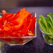 Cortar el pimiento morrón en juliana descartando la parte blanca, la cebolla en rodajas y picar el cilantro finamente. Reservar.