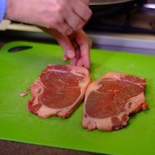Salpimentar cada una de las costillas de res por ambos lados.