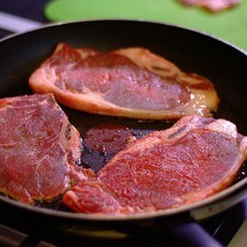 Calentar el aceite en un sartén y cuando esté caliente sofreír cada una de las costillas un par de minutos de cada lado.