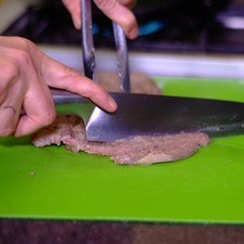 Retirar del sartén y colocar sobre la tabla de picar y cortar en tiras delgadas.