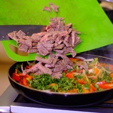 Añadir las costillas cortadas y revolver bien para integrar los sabores.