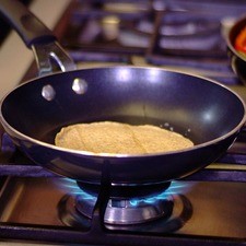 Calentar las tortillas de maíz sobre el comal un par de minutos por ambos lados.