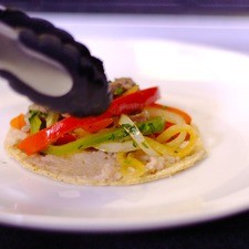 Para servir untar frijoles refritos sobre la tortilla y rellenar con un poco de las costillas.