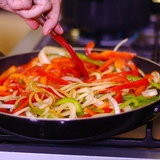 En el mismo sartén agregar la cebolla y pimientos y sofreír por 3 minutos o hasta que se suavicen.