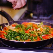 Añadir el cilantro picado sazonar con sal y pimienta.