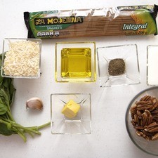 Ingredientes para receta 200 gramos de spaghetti integral la moderna Nuevo 1/2 manojo de albahaca fresca 1/2 taza de nuez 1 diente de ajo 1/4 taza de queso parmesano 4 cucharadas de aceite de oliva 1/4 taza de crema de leche de vaca 1 cucharada de mantequilla pimienta negra molida al gusto desinfectante de verduras al gusto