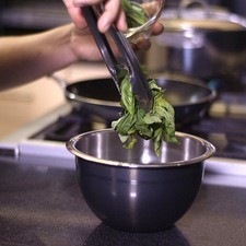 Poner a remojar las hojas de albahaca en agua con desinfectante durante 5 minutos.