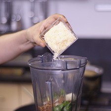 Colocar las hojas desinfectadas en el vaso de la licuadora junto con ¼ taza de nueces, ajo y queso parmesano.