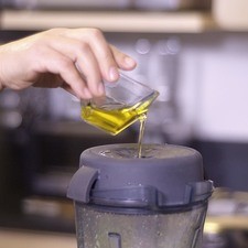 Moler y agregar poco a poco el aceite de oliva, hasta obtener una consistencia cremosa.