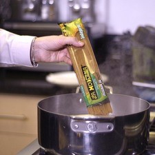 Hervir agua en una olla, agregar la pasta y un poco de sal y dejar cocer entre 8 y 10 minutos, hasta que esté al dente.