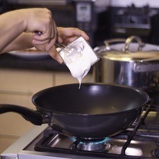 Calentar la mantequilla y la crema a fuego medio hasta que se integren, retirar del fuego.