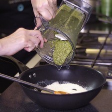 Agregar el pesto y revolver bien.