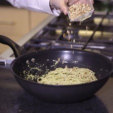 Añadir la pasta y el resto de las nueces picadas.