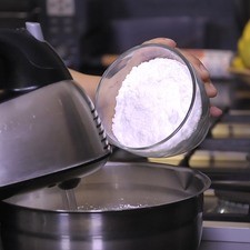 En otro tazón batir la crema hasta formar picos suaves. Agregar el azúcar y la vainilla. Juntar las mezclas con movimientos envolventes y poner en un contenedor para congelador y congelar durante toda la noche.