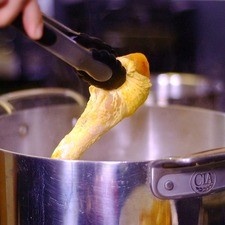 Cocer las piezas de pollo con un poco de agua y sal en una olla honda durante 20 minutos o hasta que estén cocidas. Reservar
