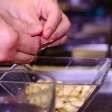Remojar las almendras con agua caliente durante 10 minutos y retirar la piel