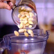 Agregar media taza de almendras peladas (reservar el otro cuarto de taza). Moler bien todo hasta obtener una mezcla homogénea y si es necesario añadir un poco de caldo de pollo.