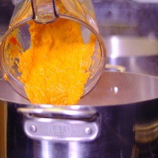 Calentar la cucharada de aceite y sofreír la salsa molida.