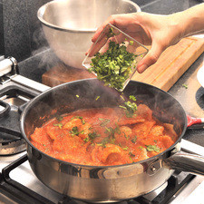 Agregar el chicharrón en trocitos pequeños junto con el resto de la cebolla picada y el cilantro picado.