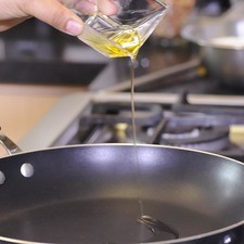 Picar finamente la cebolla y el ajo. Picar las aceitunas verdes. Calentar el aceite en el sartén S 16372 1475609678