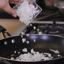 sofreír la cebolla y el ajo durante unos minutos. S 16373 1475609678