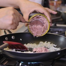Agregar el atún escurrido, paprika y sal, continuar cociendo 2 minutos. S 16374 1475609678