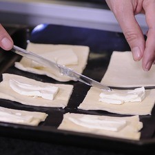 Colocar un poco de queso crema en el centro de cada cuadrado de hojaldre. S 16378 1475609674
