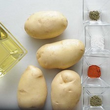Ingredientes para receta 4 piezas de papa blanca 1 cucharita de sal de grano 1/4 cucharita de pimienta negra molida 1/2 cucharita de paprika 1/4 cucharita de albahaca seca 1/4 cucharita de orégano seco 1/4 cucharita de tomillo seco 1/4 cucharita de mejorana aceite vegetal comestible al gusto servilletas de papel al gusto