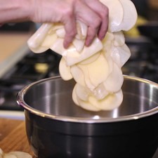 Añadir las rodajas de papa en un tazón, sal de grano, la pimienta, la paprika.