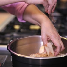 Revolver con las manos para integrar todos los ingredientes.
