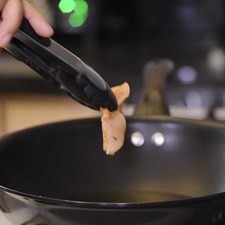 Retirar de la olla y colocar en papel absorbente para quitar el exceso de grasa.