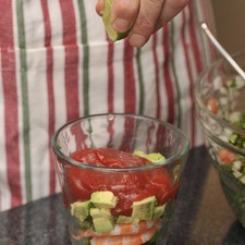 Añadir salsa catsup y tabasco. Exprimir sobre esto un poco de limón y sazonar con sal al gusto.