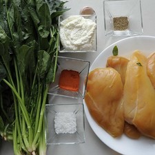 Ingredientes para receta 2 piezas de pechuga de pollo sin hueso sin piel 2 manojos de espinaca 1 diente de ajo 1/4 taza de queso ricotta sal de grano al gusto pimienta negra molida al gusto paprika al gusto