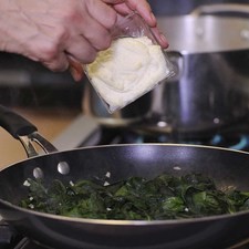 Añadir el queso ricota y revolver bien para integrar los ingredientes. Reservar