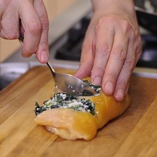 Rellenar cada ranura con un poco de la mezcla de espinaca.