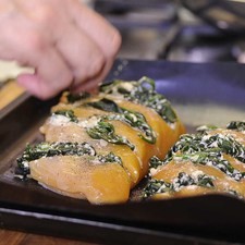 Colocar en una charola para horno, sazonar con pimienta, sal y un poco de paprika. Hornear a (350° F) o (180° C) durante 25 minutos o hasta que estén cocidas.