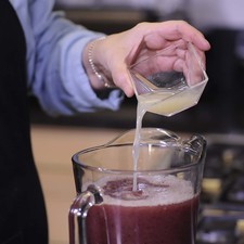 Añadir la mezcla molida a la jarra, el jugo de los limones.