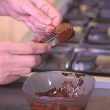 Bañar cada galleta por lado y lado con el chocolate