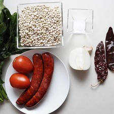 Ingredientes para receta 500 gramos de alubia 1 manojo de espinaca 200 gramos de chorizo 3 piezas de chile guajillo 2 piezas de jitomate guaje 1 diente de ajo sal al gusto 1/4 pieza de cebolla blanca
