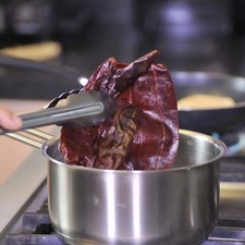 Poner a hervir las pieles de los chiles, jitomate, y ajo durante 5 minutos, dejar enfriar.