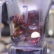 Licuar las pieles de los chiles, jitomates y ajo, moler hasta obtener una mezcla homogénea.