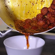 Sofreír en una olla las rodajas de chorizo durante 5 minutos moviendo constantemente, y retirar grasa.