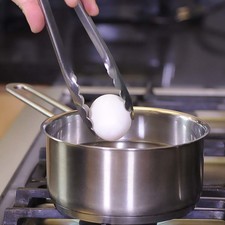 Cocer los huevos en agua durante 10 minutos. Dejar enfriar, pelar y cortarlos en rodajas.