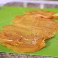 Salpimentar la milanesa de pollo por ambos lados.
