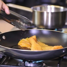 Calentar el aceite en el sartén y cuando esté caliente sofreír la milanesa de pollo unos minutos por ambos lados.