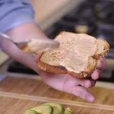 Untar la otra rebanada de pan con mezcla de mayonesa y colocarla encima para formar el sándwich.