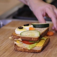Cortar una rebanada de pepino en dos partes y colocar una en cada extremo.